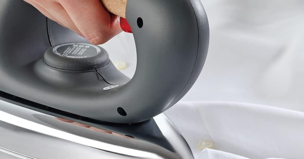 Scopri di più sull'articolo Come pulire il ferro da stiro a secco?