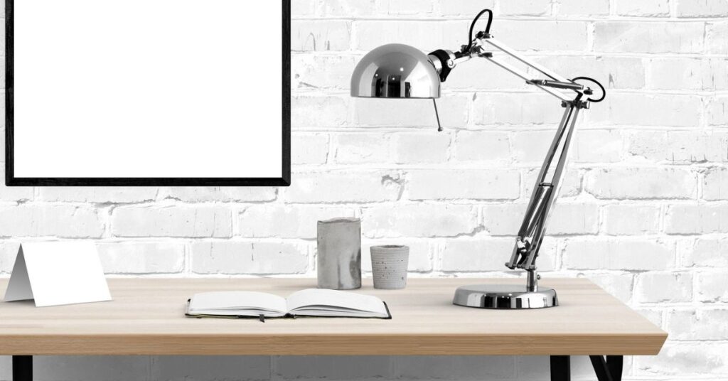 Lampade da scrivania a LED o lampade tradizionali