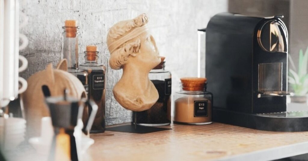 Macchina da caffè a capsule o automatica